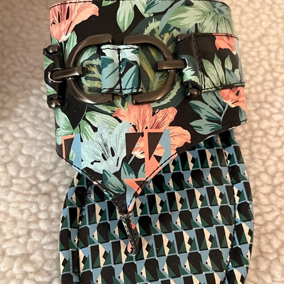 Donald Pliner Sandals - Picture 6 of 9